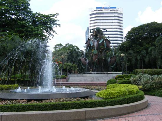 ein Springbrunnen, mit einem Springbrunnen im Hintergrund ... grins.