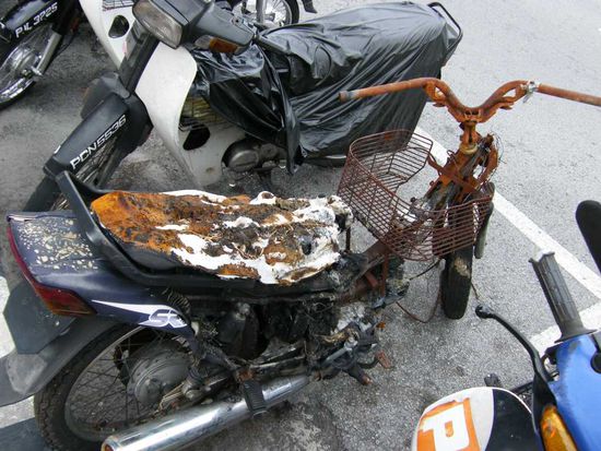 zwischendurch mal ein Foto von einem interessanten Mopedumbau ... quasi in Rost und Flames ... oder so. War jedenfalls mal ziemlich hot das Dingen ....