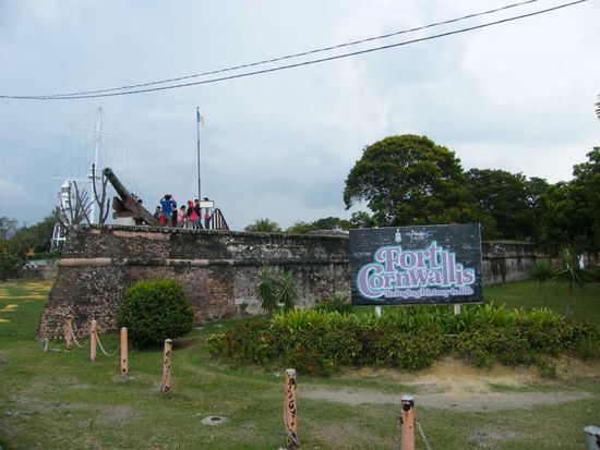 der Eingang zum Fort ...