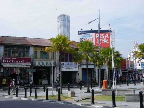 auf dem Weg zum Busbahnhof ( im Hintergrund das Komta Building)