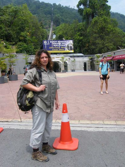 noch mit guter Laune (vor dem Bezahlvorgang .... huuaaaa ).
Im Hintergund ist bereits der Weg der Seilbahn zu sehen.