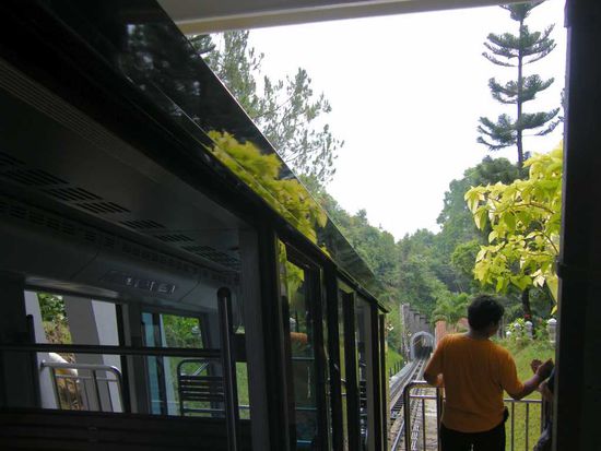 Blick auf die Gleise der Station
