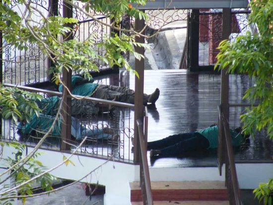 es gibt 2 Theorien zu diesem Foto. 1. die Jungs sind alle gleichzeitig ins Koma gefallen, die 2. die Jungs haben die Höhenkrankheit .... 