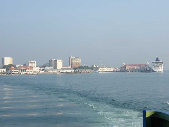 Abschied zum 2. .... rechts am Bildrand ein riesen Kreuzfahrtschiff