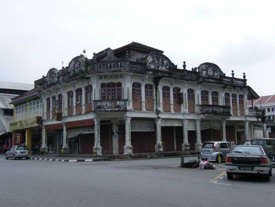 eines der alten Geschäftshäuser ... die anderen sind bereits alle verfallen ...