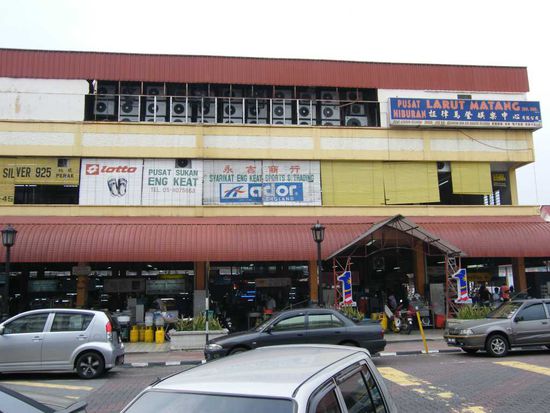 Shoppingcenter ... wir hatten bei dem Foto die Unmengen an Klimabüchsen im Auge ....