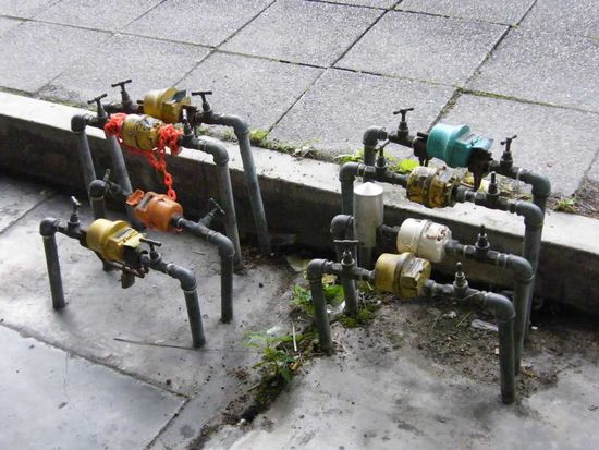 Wasseruhren am Hauseingang auf dem Gehweg ...