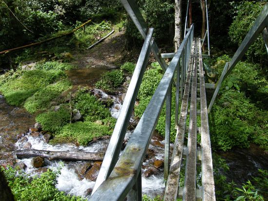 eine dieser Brücken. Das sind max. 1,3 Millimeter Alubleche. An der Lauffläche mit Beton ausgegossen....