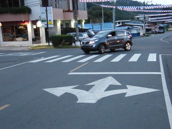 gefunden haben wir das in Boquete und lange darüber gerätselt. Wahrscheinlich heisst es: in alle Richtungen ... nur nicht Rückwärts ...