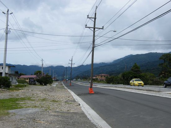 Schildburghausen gibt es auch hier in Panama. Die Strasse sollte eigentlich 4 spurig ausgebaut werden, aber man hat vergessen die Strommasten umzuplanen. Egal, Hauptsache die Strasse ist fertig ... lach ...