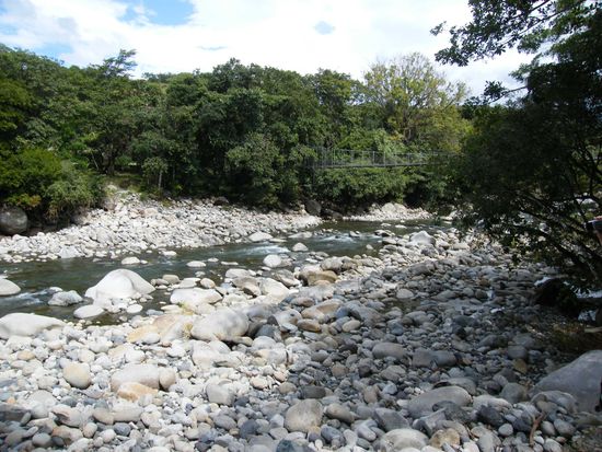 das soll eigentlich ein reizender Strom sein. Leider merken auch die Menschen hier, wie Klimawandel ist. Die Regenzeit ist wohl so ziemlich ausgefallen, haben wir heute erfahren.