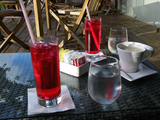 das rote Zeug ist der Strawberry Irgendwas ... hmmm ... total lecker.