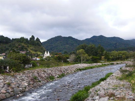 im Hintergrund kann man den weltberühmten Kirchturm von Boquete sehen.