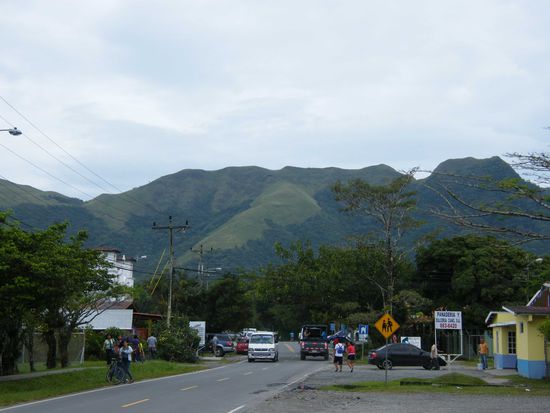 Blick über die Mainstreet of El Valle ... mit Blick auf die schlafende Indianerin. Eine Legende hier im Tal: rechts  über den Bäumen sieht man das Gesicht und ziemlich mittig die Arme ...