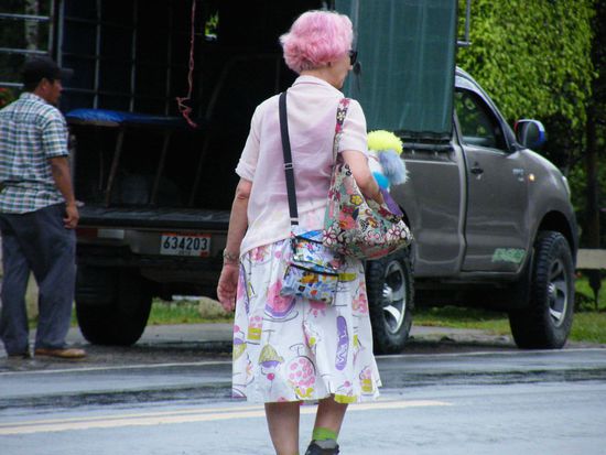 die Dame war ein klein wenig auffällig... und erst der Pudel ... der war mindestens 5 farbig.