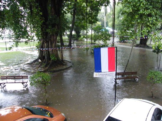 kleiner Regenschauer ... die Auto`s im Vordergrund standen mit den Reifen im Wasser....