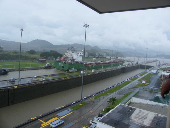 Schiff in der Schleuse ...