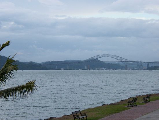 Brücke über die Kanaleinfahrt