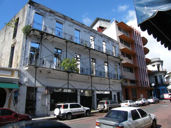 erinnert uns mächtig an Kuba ... da waren auch so viele Häuser hohl ...