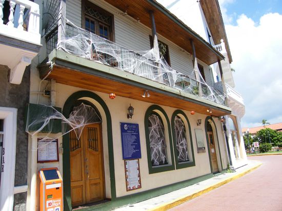 Halloween Verkleidung an den Häusern ....