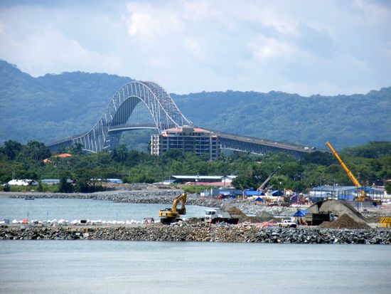 unter der Brücke ist die Einfahrt zum Panama Kanal.