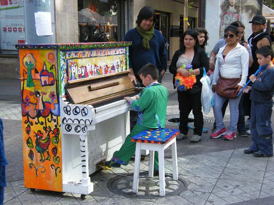 auf dem Plaza de Armas und in den Nebenstrassen stehen diese Klaviere, zum spielen für jedermann ...