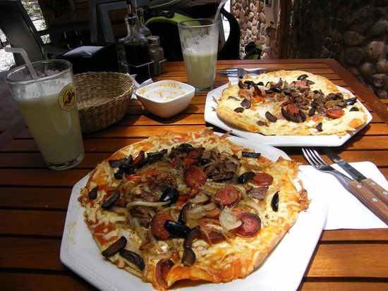 unser erstes chilenisches Essen .. Pizza Chileno ... grins.