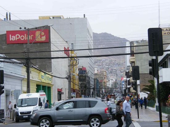 schnurgerade diese Strasse, bis in den Berg hinauf