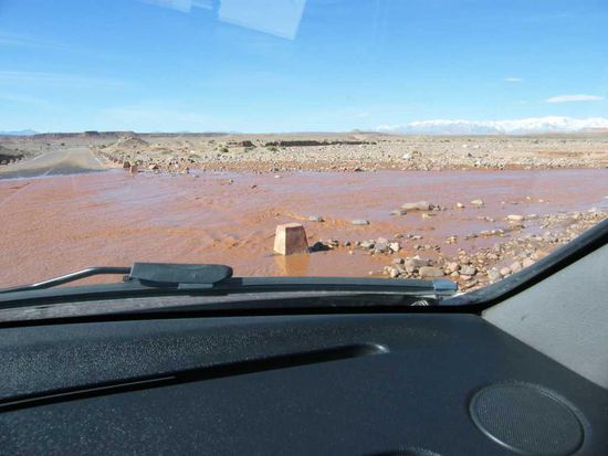 kopfkratz ... warum ist das Wasser auf der Strasse und nicht darunter???