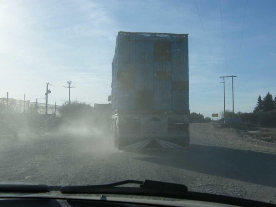 ein Laster voller Grüner ... und Orangen. Es staubt so, da wir durch eine der unzähligen Baustellen gefahren sind.