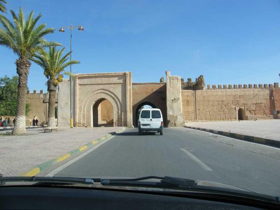 ein Teil der Stadtmauer... Ein- und Ausfahrt
