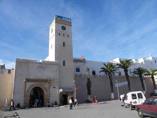 der weltbekannte Uhrturm in der Medina