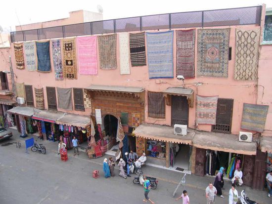 warum in Marrokko Teppiche draussen an der Wand hängen und nicht im Zimmer auf dem Boden liegen, bekommen wir auch noch raus.