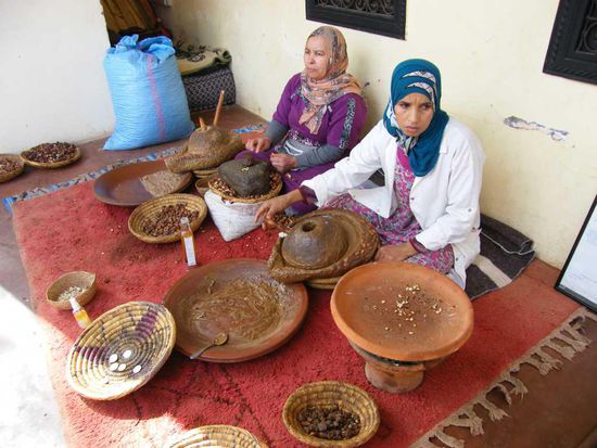 als wenn die Mädels das noch heute von Hand machen würden ... in der Arganöl Kooperative