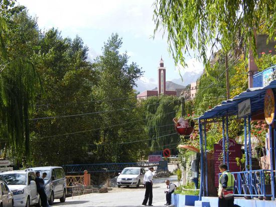 rechts und links an der Moschee Spitze in den Bergen kann man Schnee sehen ...