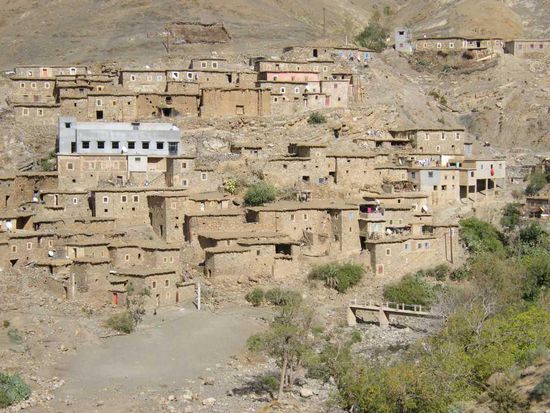 ein Dorf an einem Berghang ...