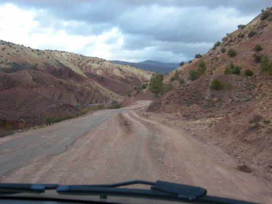 im Reiseführer steht: asphaltierte Strasse ... stimmt ja eigentlich auch ...