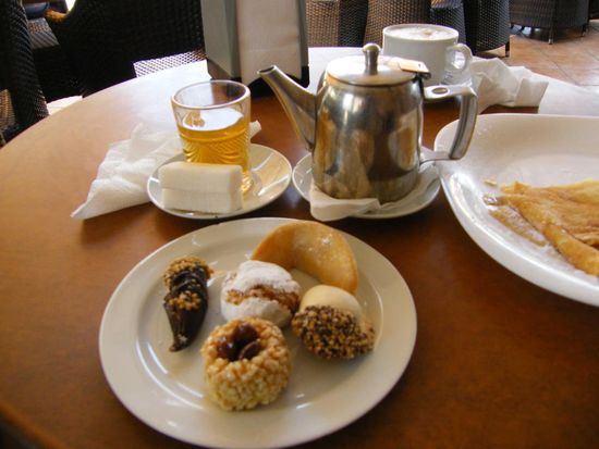 kurze Kaffeepause. Man beachte neben den Süssigkeiten vor allem die Zuckerwürfel am Teeglas!!!!