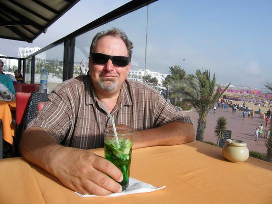 der Autor mit einem Kaltgetränk seiner Wahl. Das sollte ein Mojito sein. Aber das Getränk war mit Minzesaft abgesetzt... das war fürchterlich ...