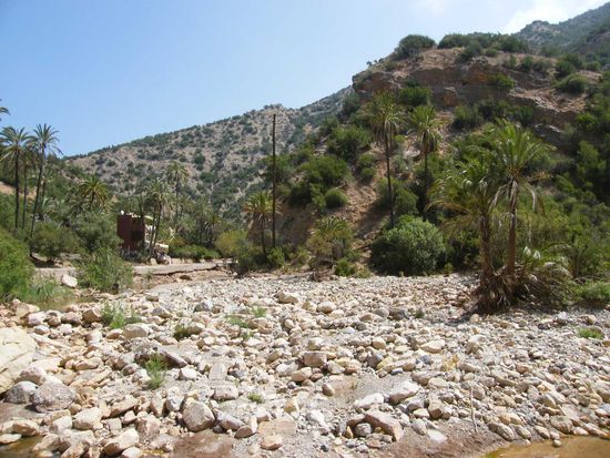 im Hintergrund die unterspühlte Strasse.