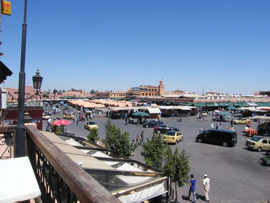 der Fna Platz vor der Touristenflut ...