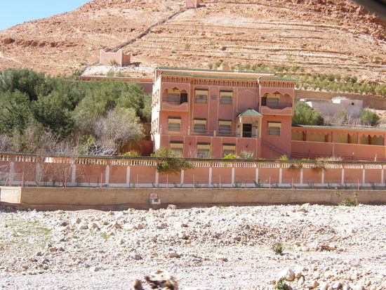 hier leben auch Menschen ... quasi mitten im Flusslauf