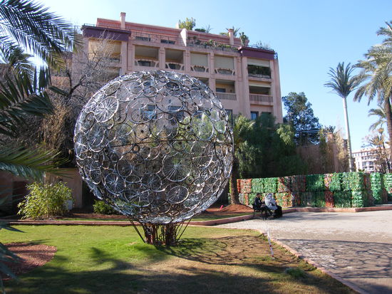 Kunst ??? Skulpturen an der Rue Mohamed 5, im Hintergrund ein Labyrinth aus gepressten Platikflaschen