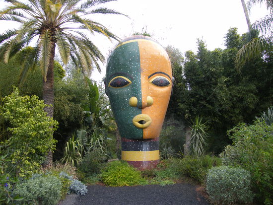 riesiger, wasserspeiender Kopf ...