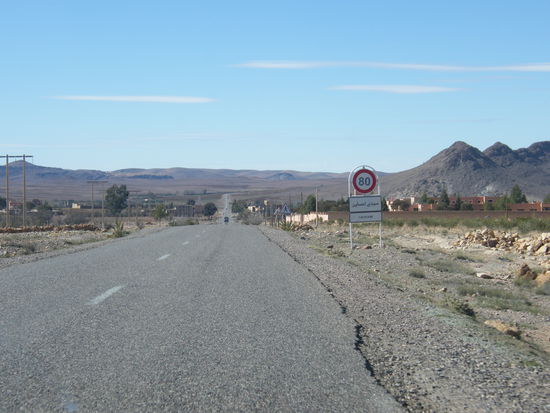 schnurgerade aus ...