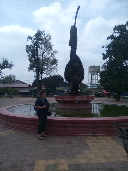 die Friedensnaga ... sie wurde von Künstlern aus abgegebenen Kriegsgerät zusammengebaut
