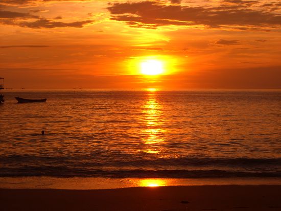 Sunset direkt vor unseren Bungalows auf Koh Lanta