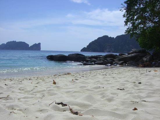 Im Hintergrund sieht man die kleine Insel Koh Phi Phi Lay mit der beruehmten Maya Bay Bucht.
Das Foto haben wir direkt von unserem Strand aus geschossen ! 