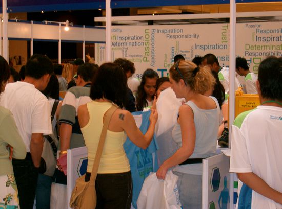 beim Startnummern abholen. Es gab dazu ein Tshirt + Tasche, Gutschein fuer MC Donald und eine Massagecreme. WOW!