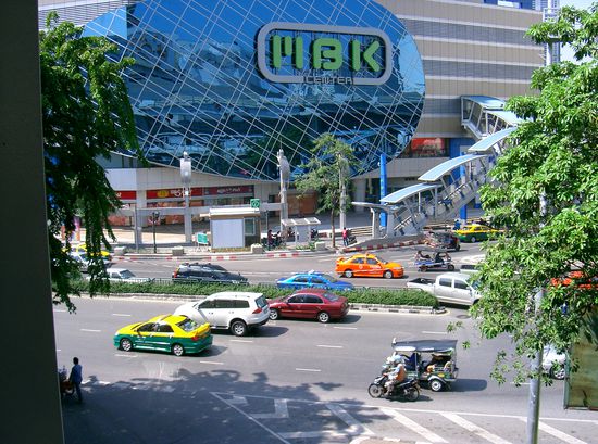 Hier das gelb/gruene ein typisches Taxi, welches es aber auch in rosa, blau, gruen (also allen grellen und auffallenden Farben gibt). Oder Tuc Tuc das kleine Fahrzeug vor dem Mofa ... gibt es auch ueberall / mit Klimaanlage inclusive  